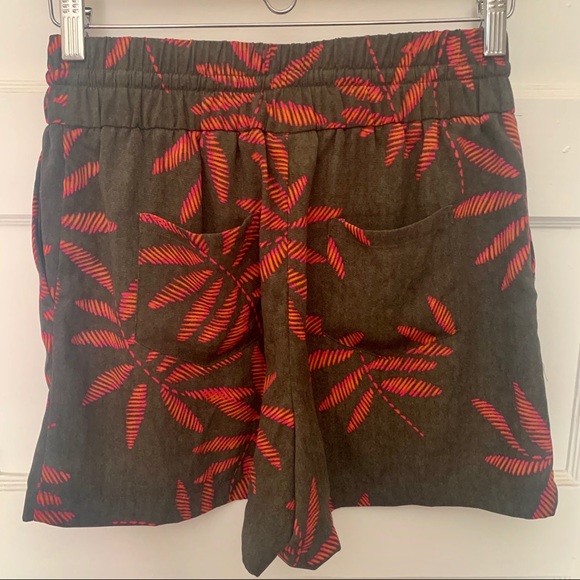 Printed Olive Crepe Shorts 4” - Picture 6 of 11